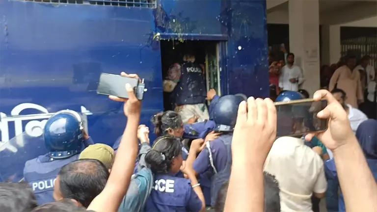 প্রিজন ভ্যানে উঠানোর সময় ‘ডিম-জুতা’ নিক্ষেপ